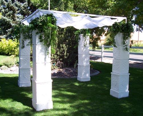 Arch is a very beautiful decoration of wedding and often in the center of 